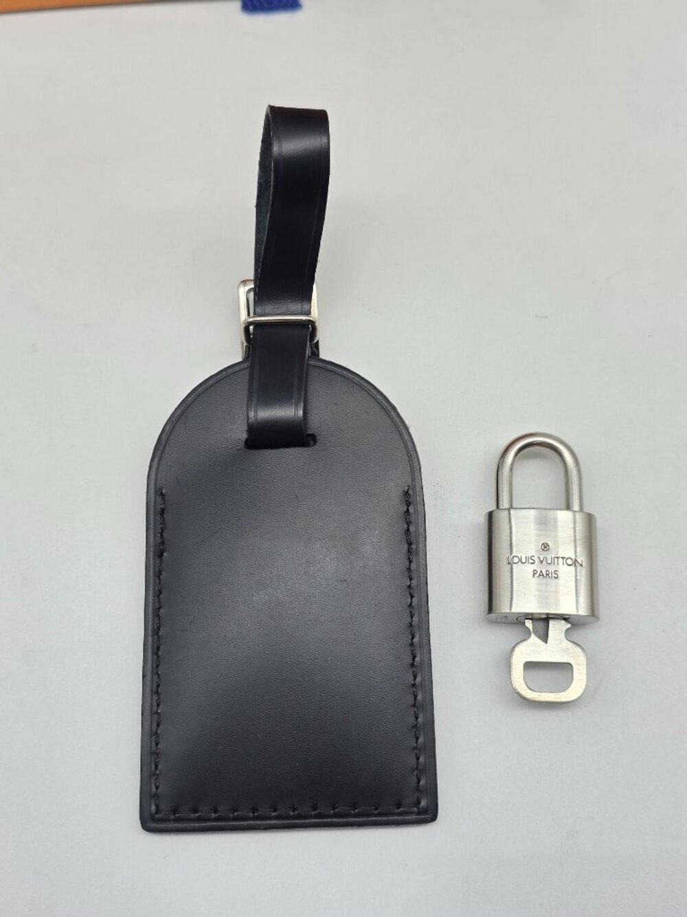 Authentic Louis Vuitton Black Luggage Tag Silver LV Padlock Key & Box - Picture 9 of 14